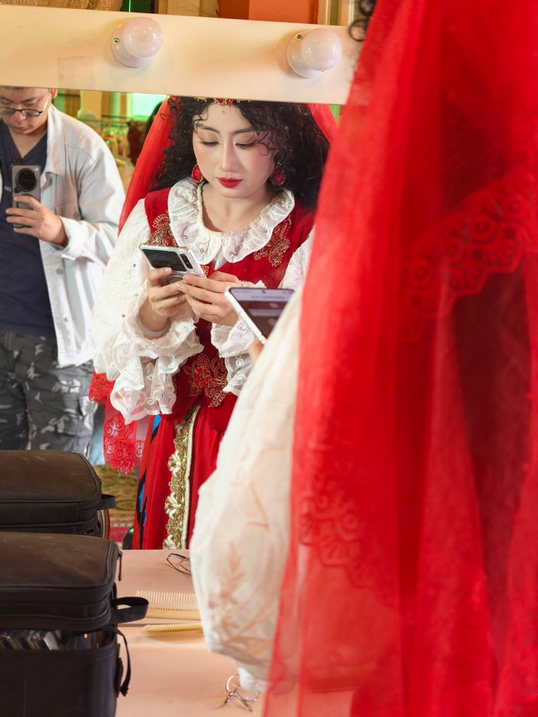 化妆间镜子里的红纱